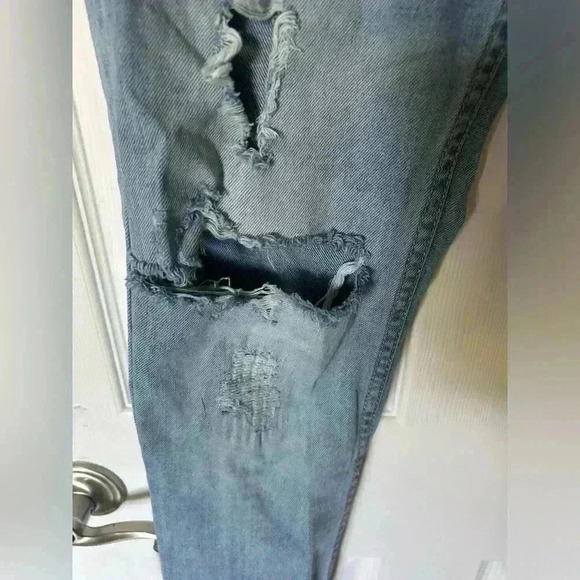 Cudi Jeans size 27. Distressed Denim Straight Jeans. Light wash. - Picture 4 of 13